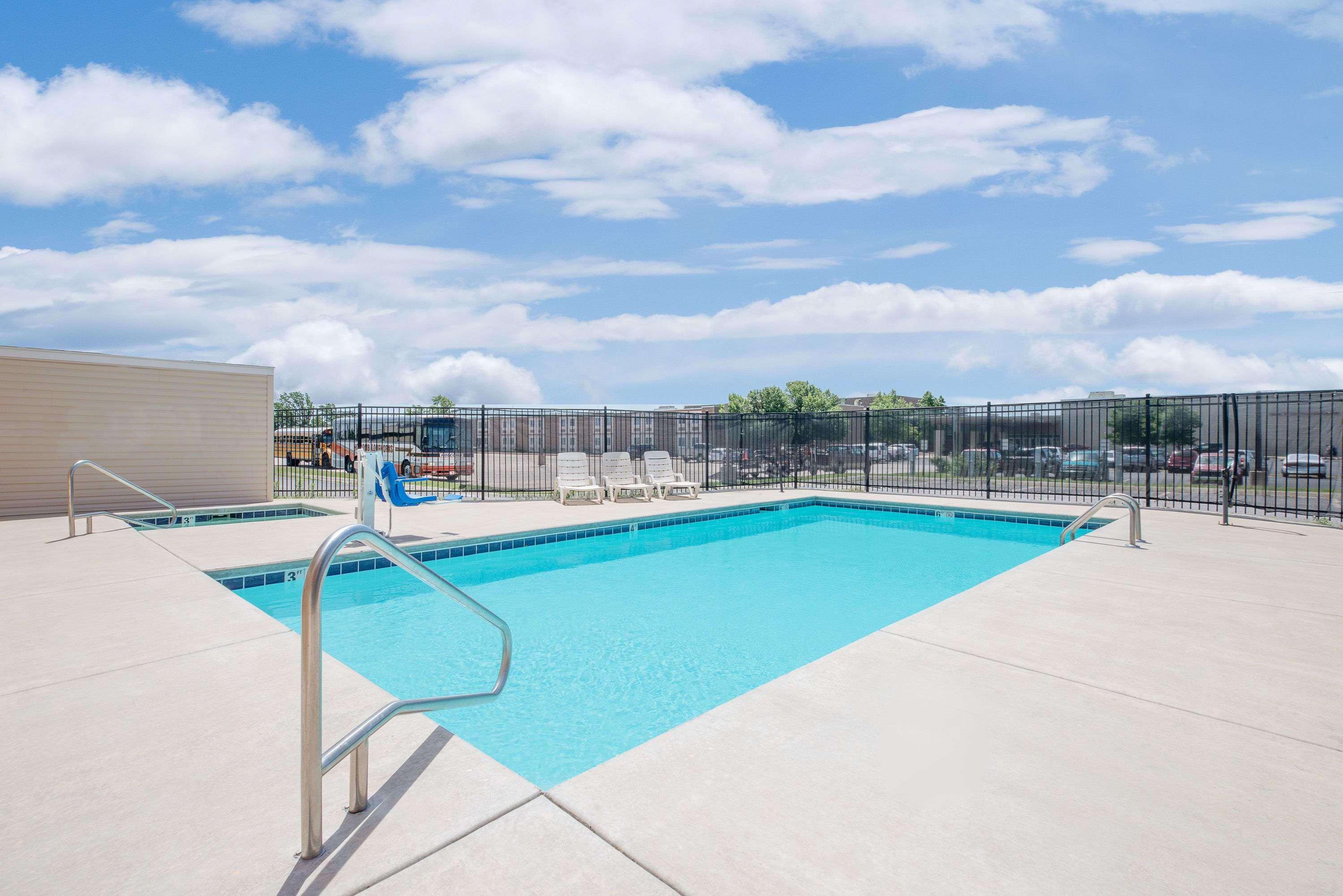 Days Inn & Suites By Wyndham Hutchinson Ngoại thất bức ảnh